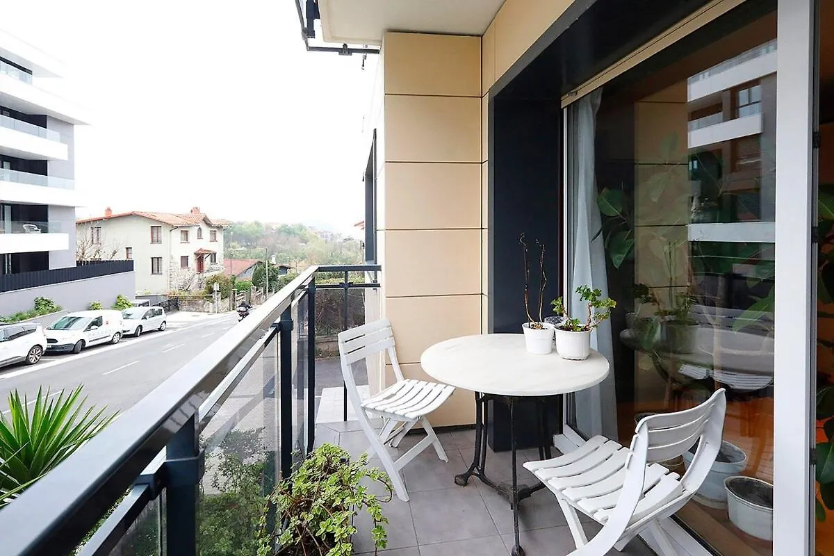 Bright Apartment 2 Bedrooms And 2 Bathrooms, Balcony And Views San Sebastián 0*,  Espanha
